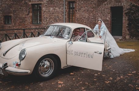 Romantisches Brautpaar Shooting mit altem Porsche auf Schloss Paffendorf