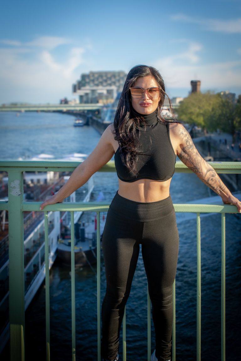 Portrait von Louisa Noack in einem schwarzen Jumpsuit mit Sonnenbrille aus einem Fotoshooting in Köln in der Nähe des Rudolfplatzes 