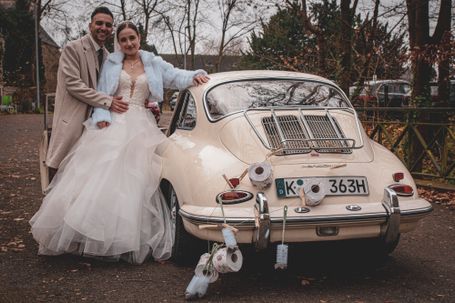 Romantisches Brautpaar Shooting mit altem Porsche auf Schloss Paffendorf