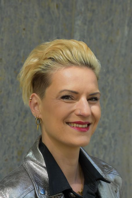 Portrait von Louisa Noack in einem schwarzen Jumpsuit aus einem Fotoshooting in Köln in der Nähe des Rudolfplatzes 