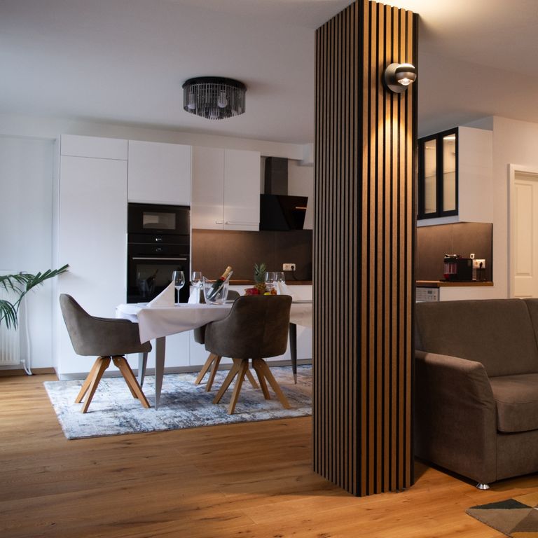 Küche und Wohnbereich einer Ferienwohnung