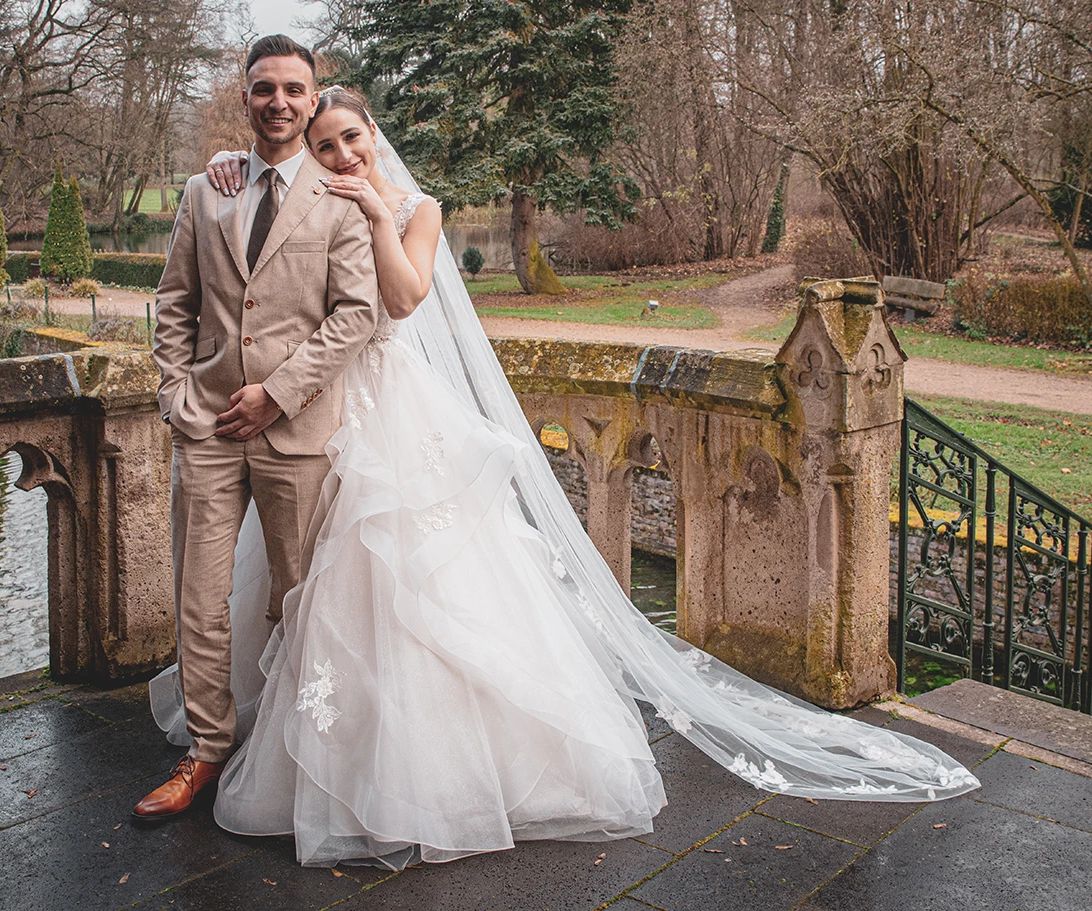 Brautpaar auf Schloss Paffendorf während des Brautpaarshootings auf der Schlossterrasse