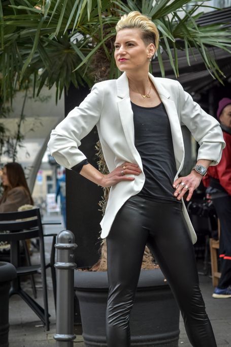 Portrait von Louisa Noack während eines Business Shootings in Köln in der Nähe des Rudolfplatzes 