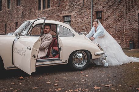 Romantisches Brautpaar Shooting mit altem Porsche auf Schloss Paffendorf