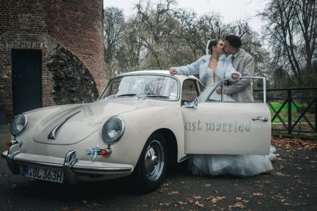 Romantisches Brautpaar Shooting mit altem Porsche auf Schloss Paffendorf