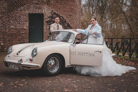 Romantisches Brautpaar Shooting mit altem Porsche auf Schloss Paffendorf