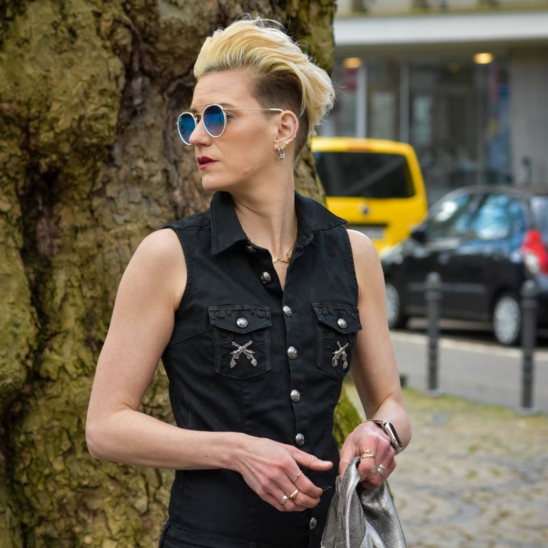 Portrait einer Frau vor einem Baum